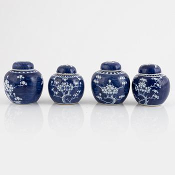 Five blue and white porcelain ginger jars and a vase, China, 19th/20th century.