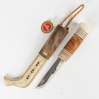 A reindeer horn knife by Hendrik Juuso, signed and dated -81.