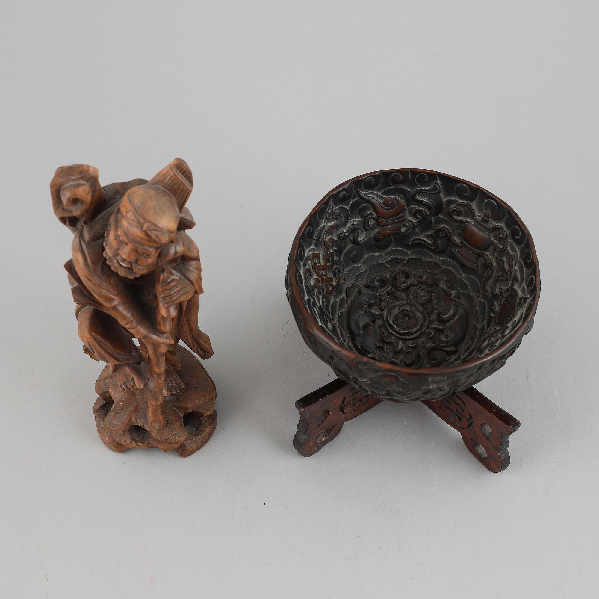 Skål med ställ, komposit. Kina, 1900-tal samt skulptur, trä, Japan, 1900-tal.