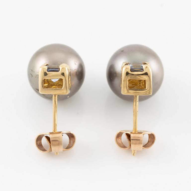 Earrings, 18K gold with cultured pearls.