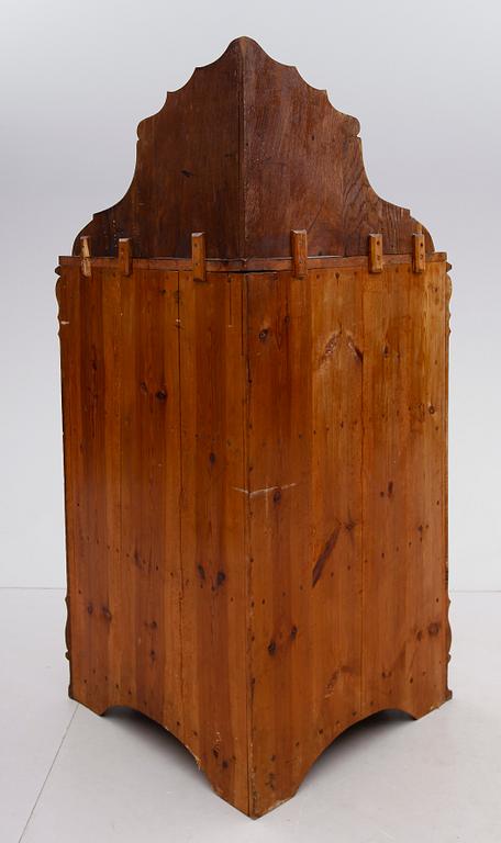HÖRNSKÅP, ek, 1800-talets andra hälft.
