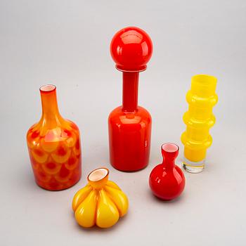 A SET OF 5 DIFFERENT GLASS VASES.