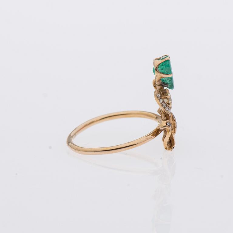 RING, smaragd, briljantslipade diamanter, 18K guld. Sovjetunionen.