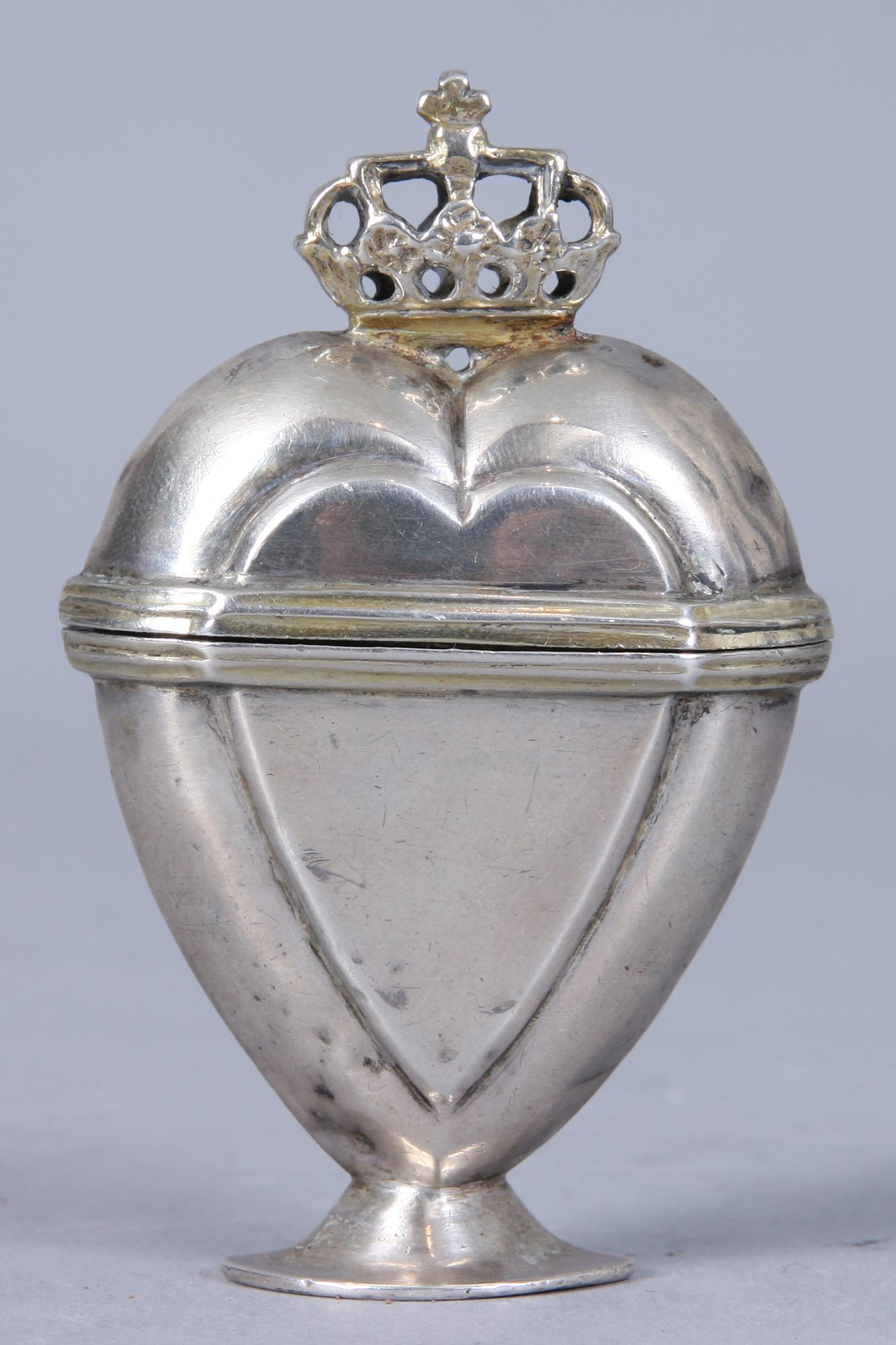 LUKTDOSA, silver, bär stämplar CS möjligen Carl Christian Silow, Malmö, 1887-1825. 38 gram.