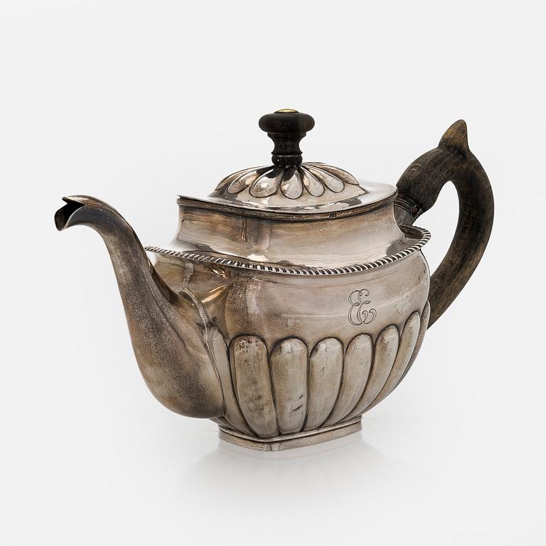 A silver teapot, maker's mark of Matvei Grechushnikov, Moscow 1823.