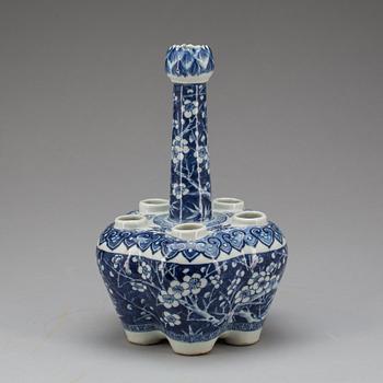 TULPANVAS, porslin, Kina, sen Qing. 1800-tal.