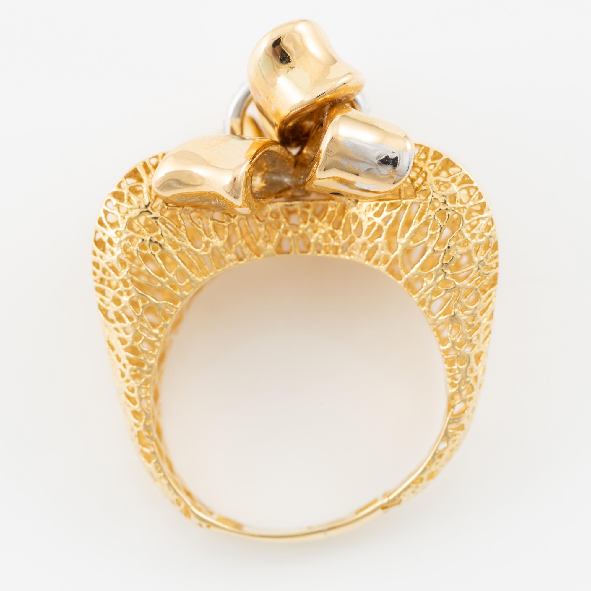 Demi parure, ring and earrings, 18K gold with brilliant-cut diamonds. Italy.