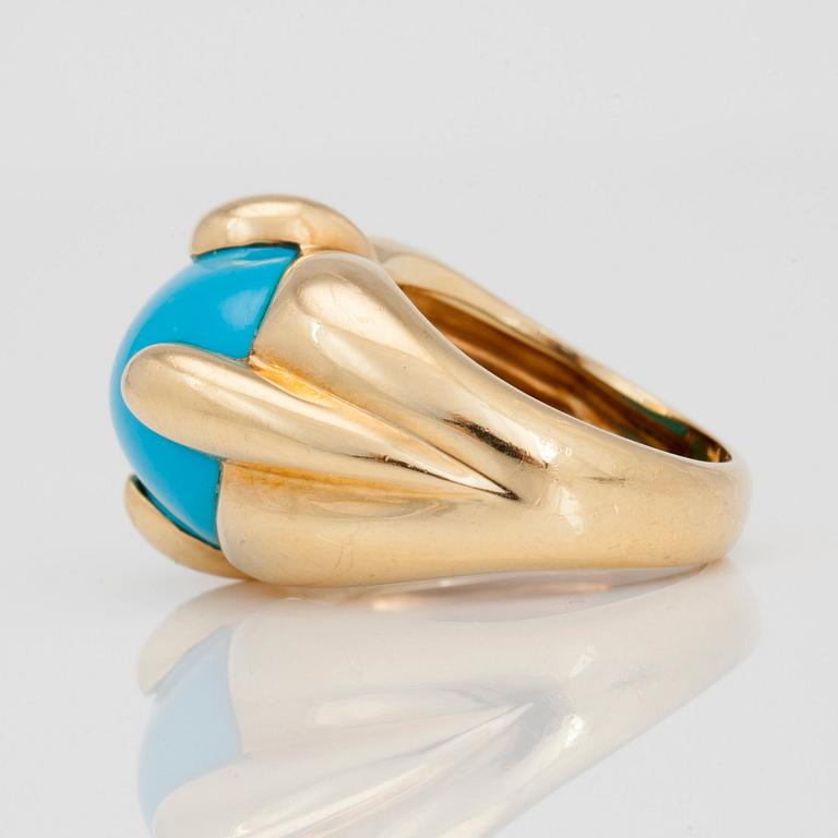 A cabochon-cut turquoise ring.