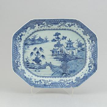 A blue and white serving dish, Qing dynasty, Qianlong (1736-95).