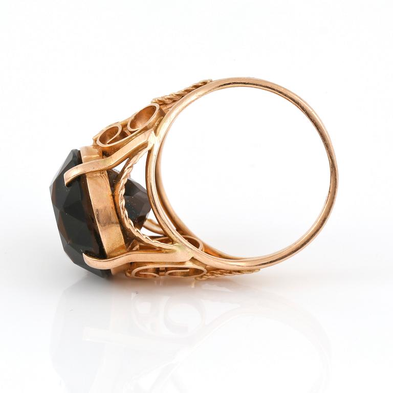 RING, 14 K guld med rundslipad rökkvarts, tot ca 11,22 cts, Riga, Sovjetunionen, efter 1958. Vikt 8,60 g.