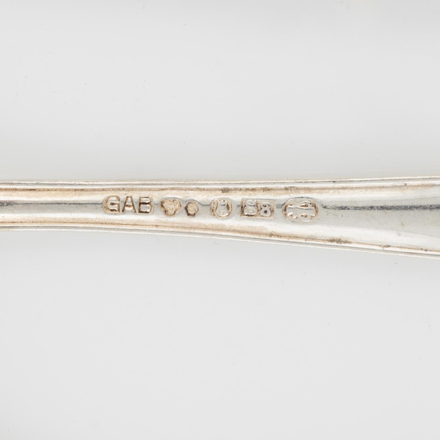 Bestick, brevkniv samt bägare, silver, bl a CG Hallberg Stockholm 1919 (24 delar).