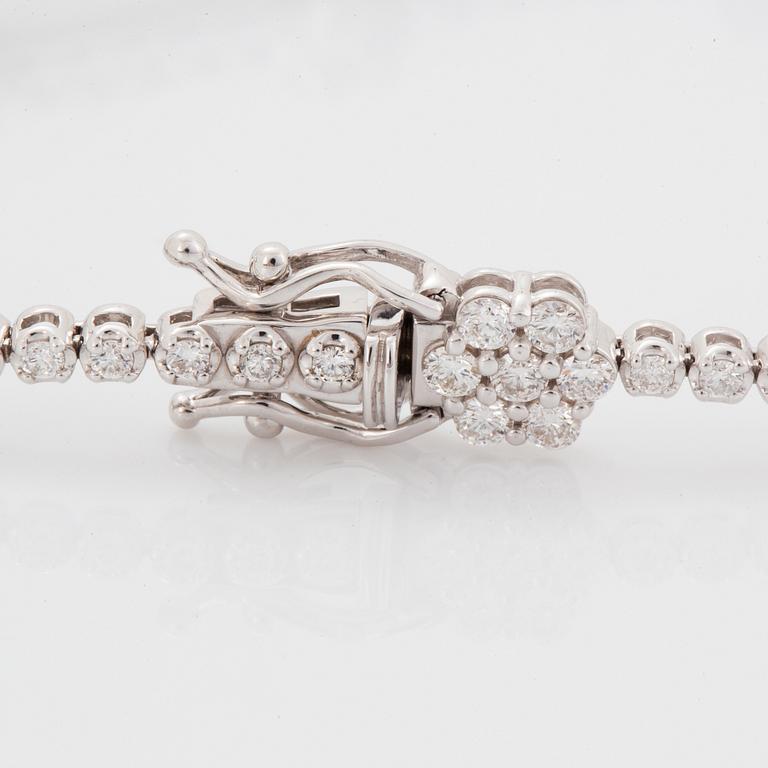 Armband med briljantslipade diamanter.