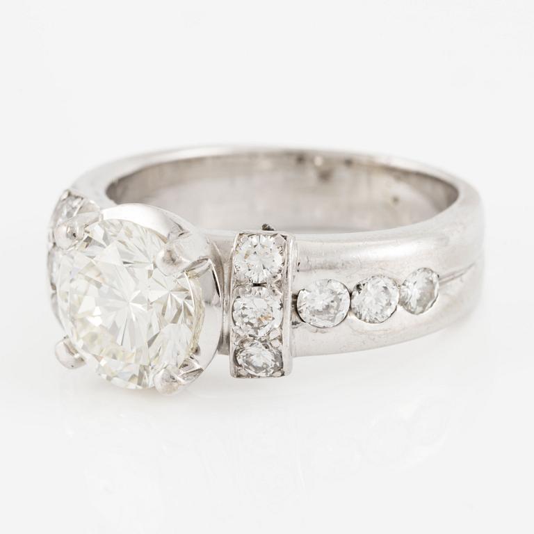 Ring 18K vitguld med briljantslipad diamant ca 2.23 ct.