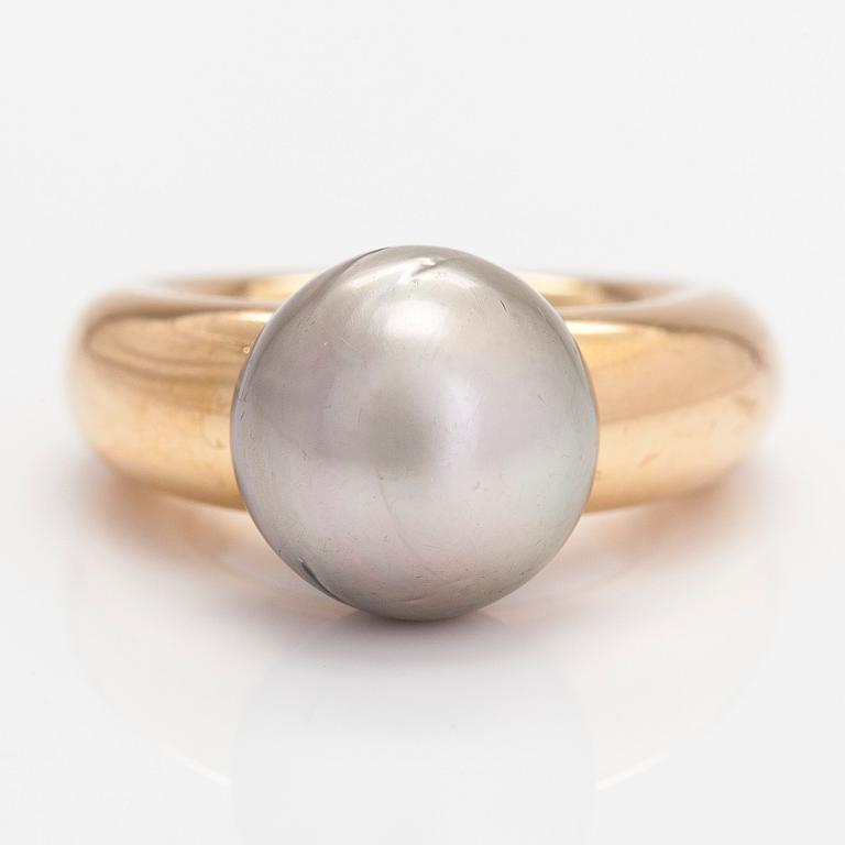 An 18K gold ring, with a cultured Tahiti pearl.