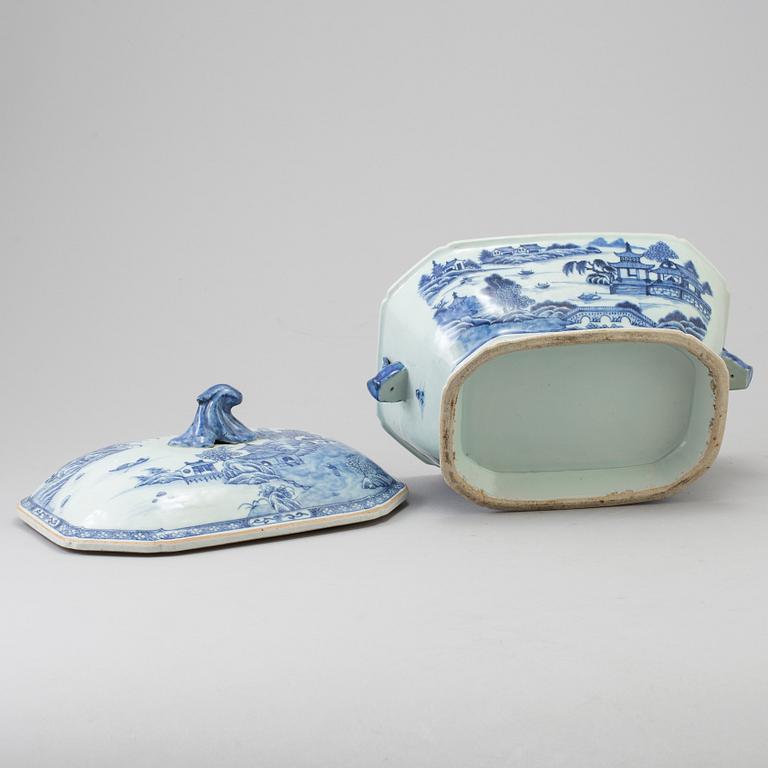 A Chinese export porcelain blue and white tureen and cover, Qianlong (1736-1795).