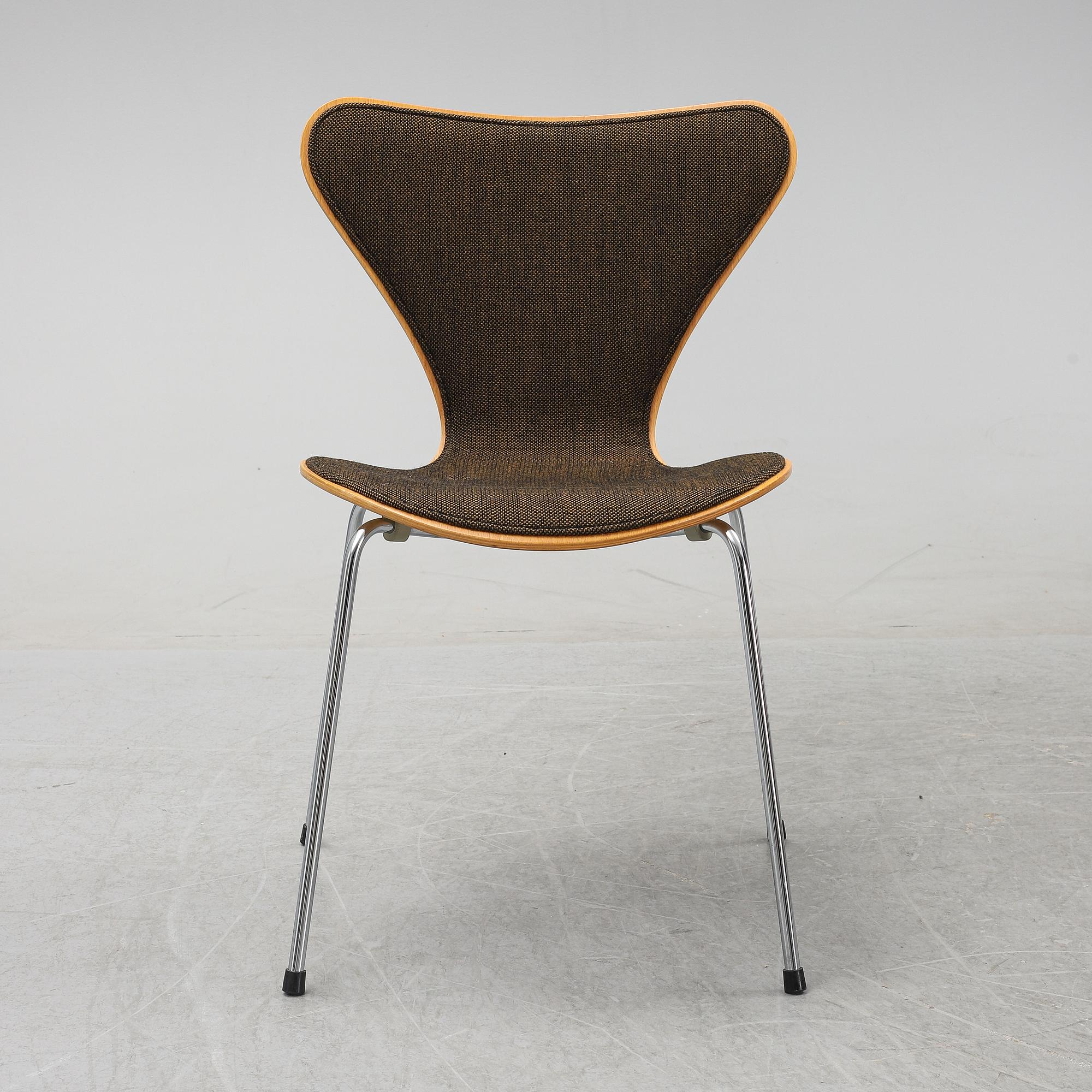 Arne Jacobsen, a set of eight 'Series 7' chairs from Fritz Hansen, Denmark, 1982.