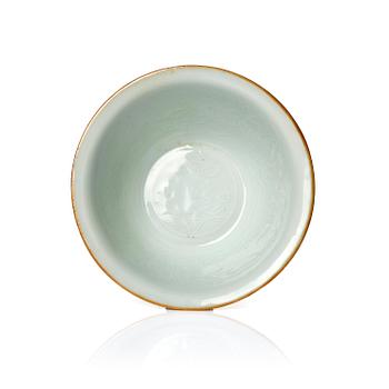 1089. A moulded white-glazed 'anhua' decorated cup, late Ming/early Qing dynasty.