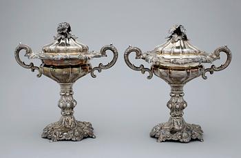 SKÅL med LOCK, ett par, silver, nyrokoko, Christian Hammer, Stockholm 1853. Totalvikt 491.