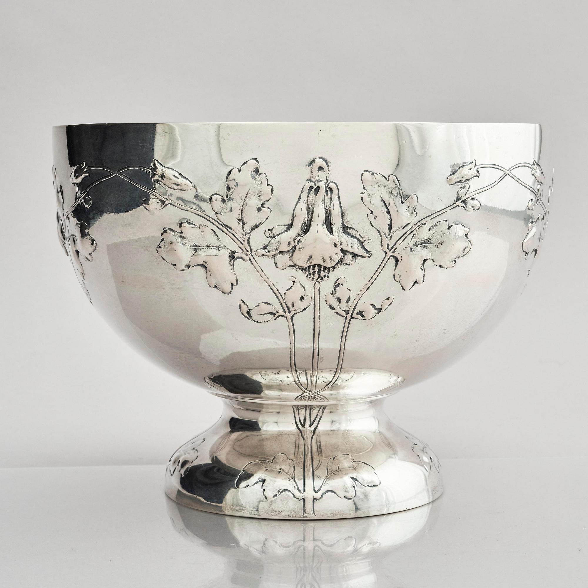 Sven Carlman, a large bowl on foot/wine cooler, silver, company CF Carlman, Stockholm 1904.