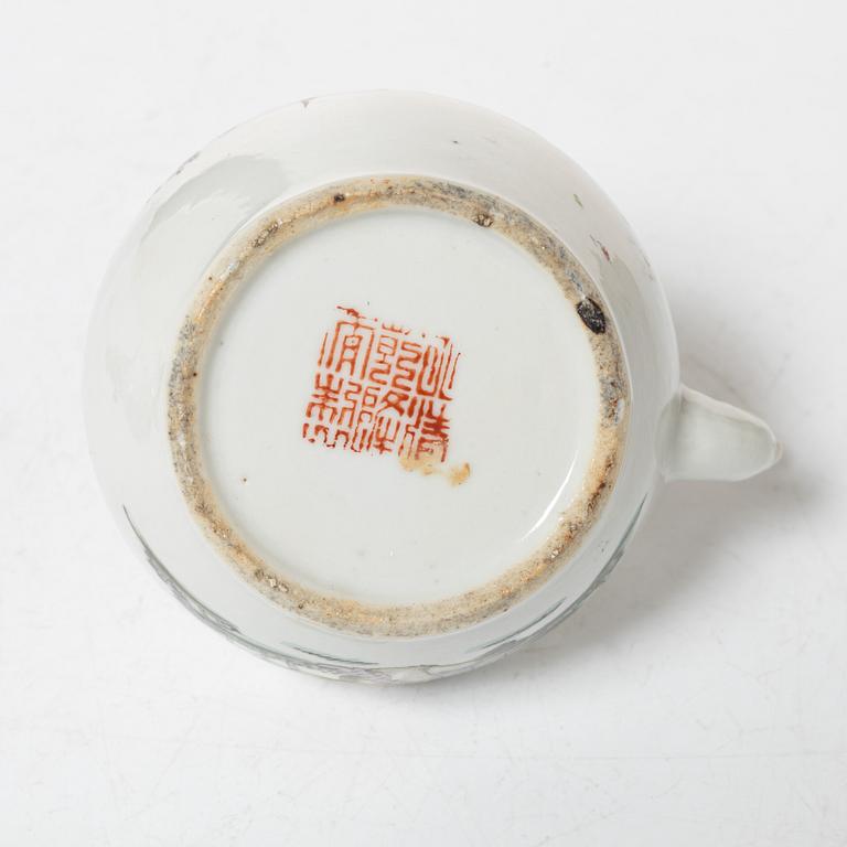 Cremekoppar med lock, ett par, 1700-tal samt tekanna 1900-tal.