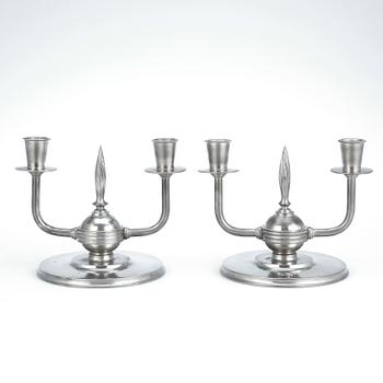 KANDELABRAR, ett par, tenn, Norrahammars bruk, 1900-talets första hälft.