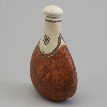 ESSE POGGATS, a Sami burr birch and reindeer horn salt flask, signed EP and dated 1987.