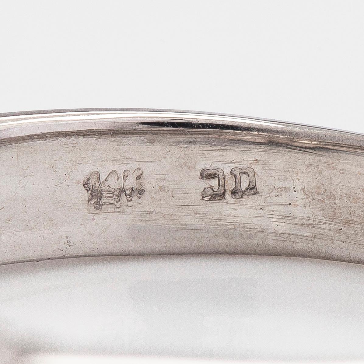 Ring, 14K vitguld med kuddslipad modifierad diamant.