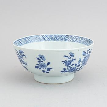 A group of 12 blue and white export porcelain objects, Qing dynasty, Qianlong (1736-95), and 19th century.