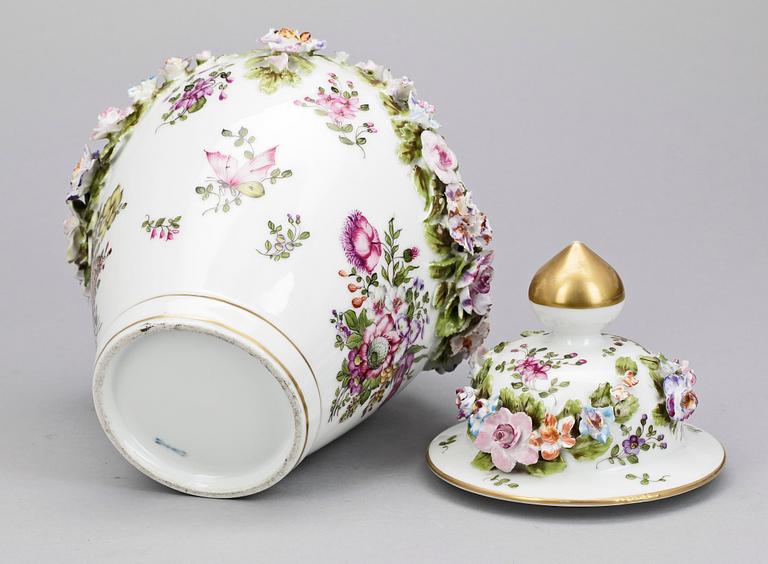 URNA, porslin, Meissen-liknande märke, 1900-talets första hälft.