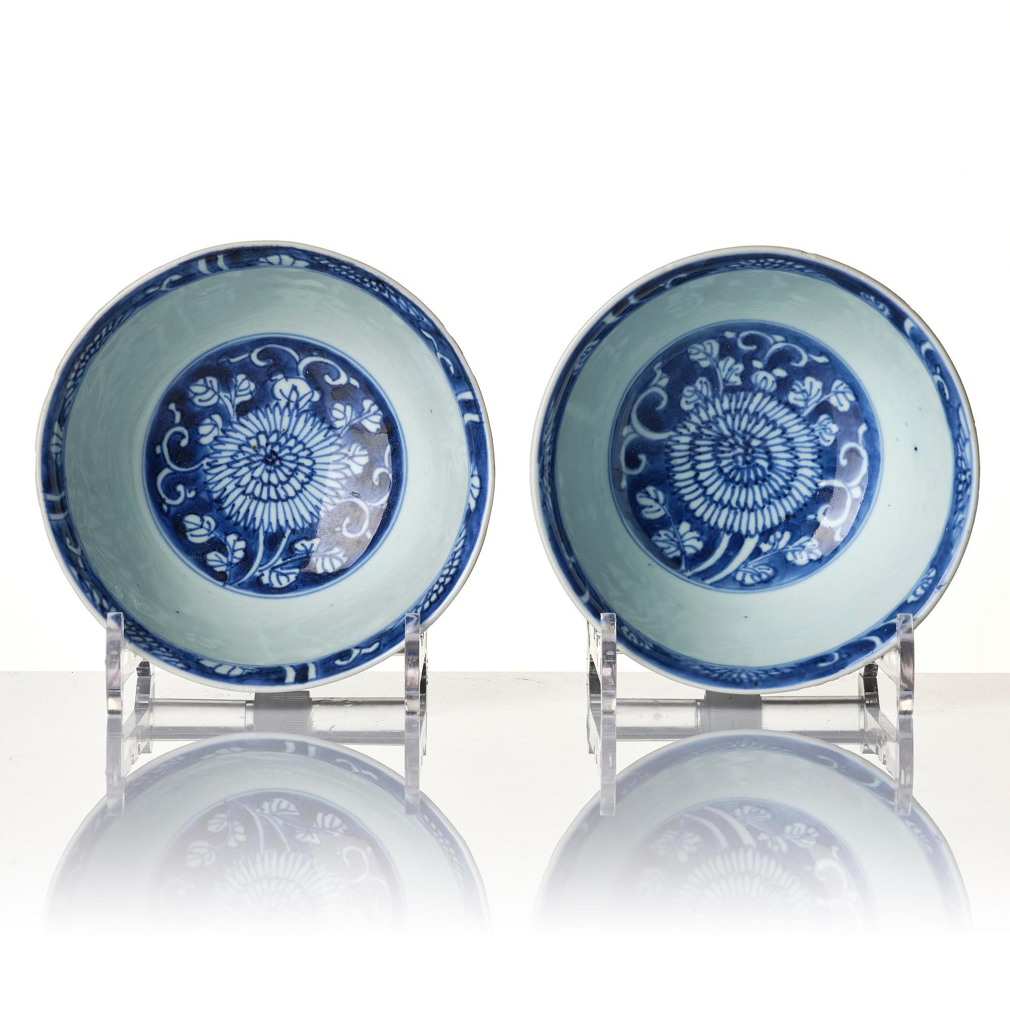 A pair of blue and white reverse decorated floral bowls, Qing dynasty, Kangxi (1662-1722).