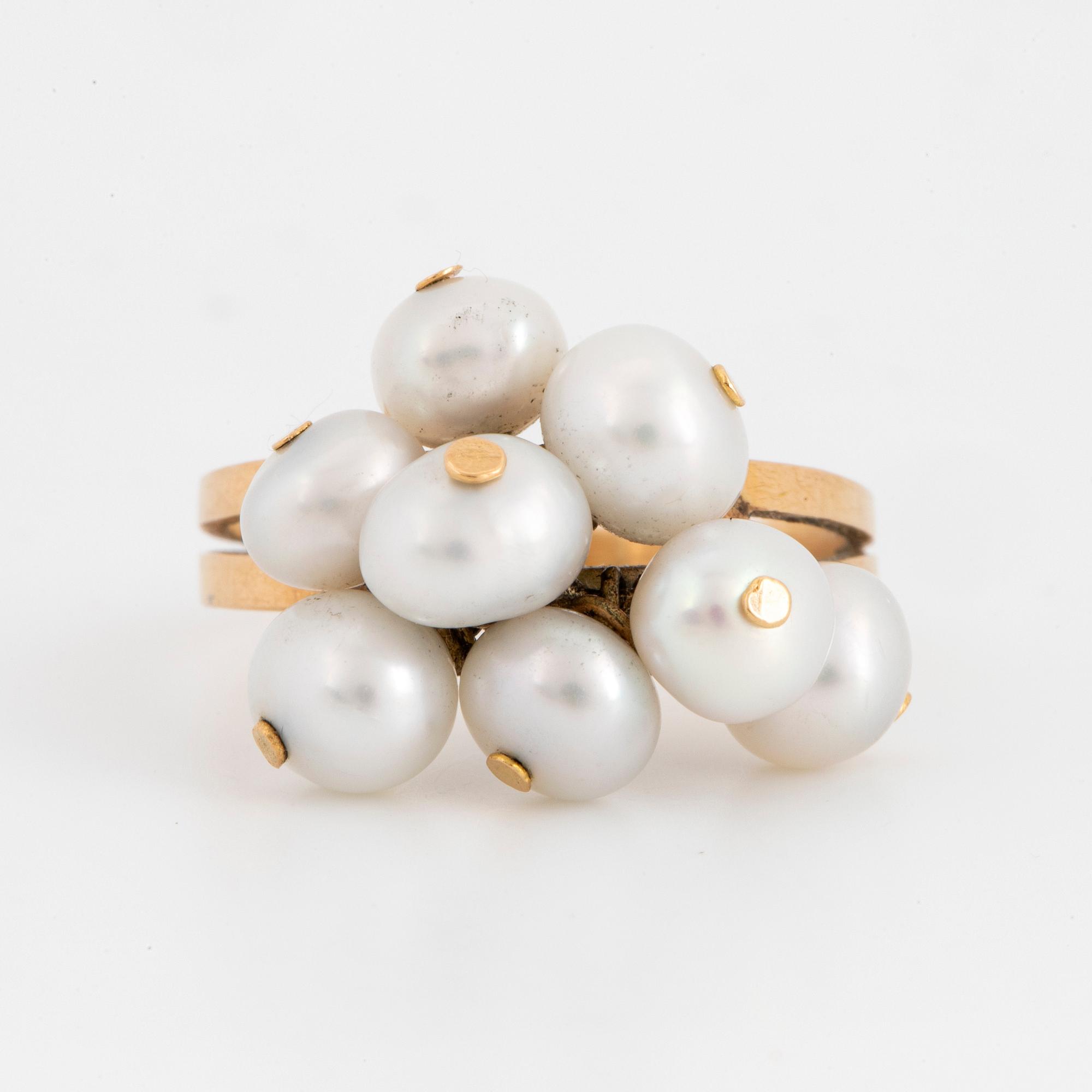 18K gold ring with pearls.
