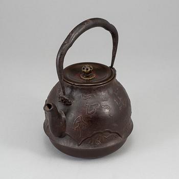 TEKANNA med LOCK, järn och brons. Japan, signerad.