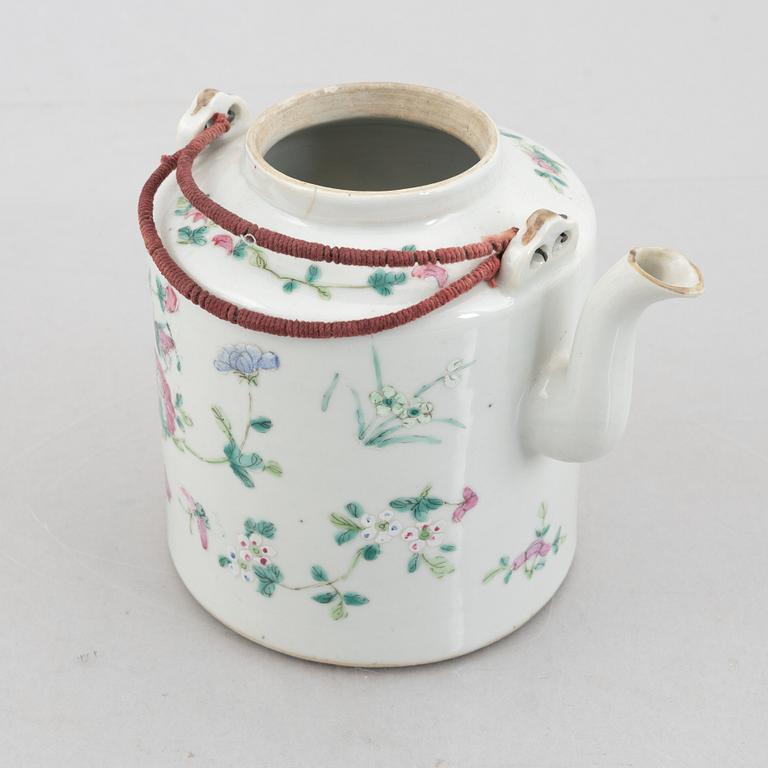 Four pieces of Chinese porcelain, Qing dynasty, 18th-19th century.