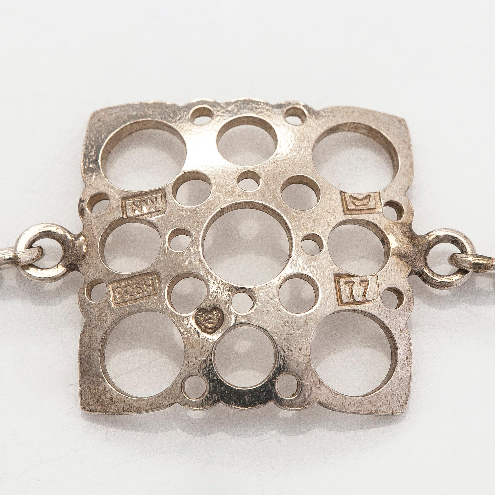 Liisa Vitali, kaulaketju ja rannekoru, "Leppäkerttu", sterling hopeaa, Westerback, Helsinki 1971 ja 1972.