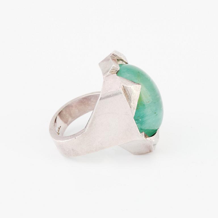 Rey Urban, ring sterlingsilver med en cabochonslipad smaragd, Stockholm 1979.