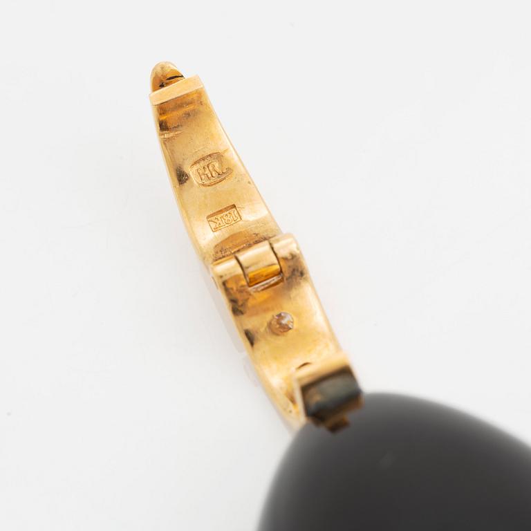 Acchinelli hängsmycke 18K guld med en droppe av onyx och runda briljantslipade diamanter.