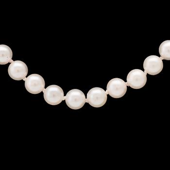 Collier with clasp 18K gold cultured pearls.