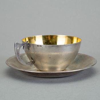 KAFFEKOPP MED FAT, silver. Ryssland, omkring 1900. Vikt ca  161 gram.