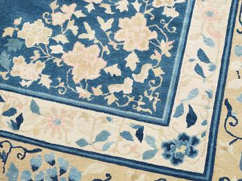 CARPET, ANTIQUE BEIJING. China, late Qing dynasty, 412 x 307,5 cm.