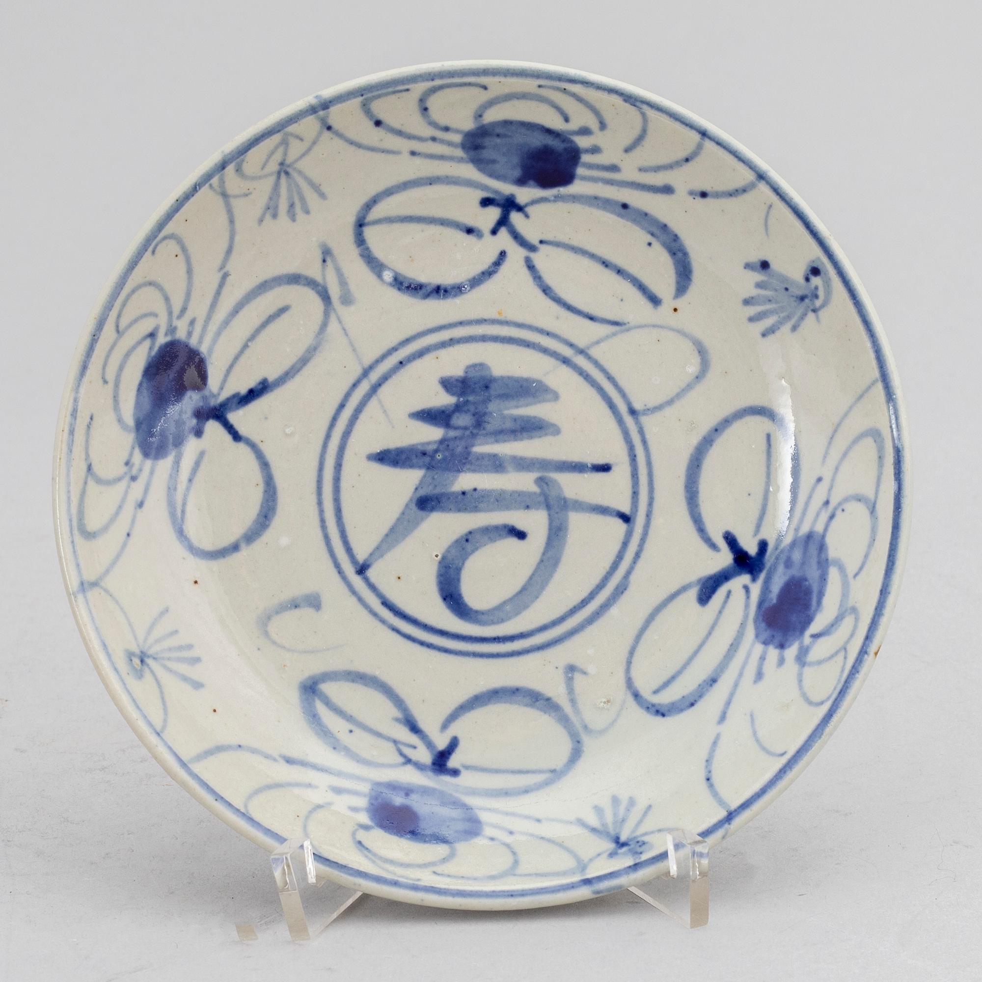 A set of seven Japanese blue and white porcelain dishes, Edo period (1603-1868).