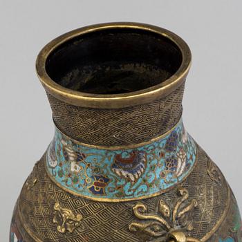 A cloisonné vase, 19th century.