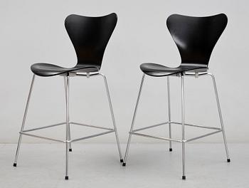 BARSTOLAR, ett par, "Sjuan", Arne Jacobsen för Fritz Hansen, 2000-tal.