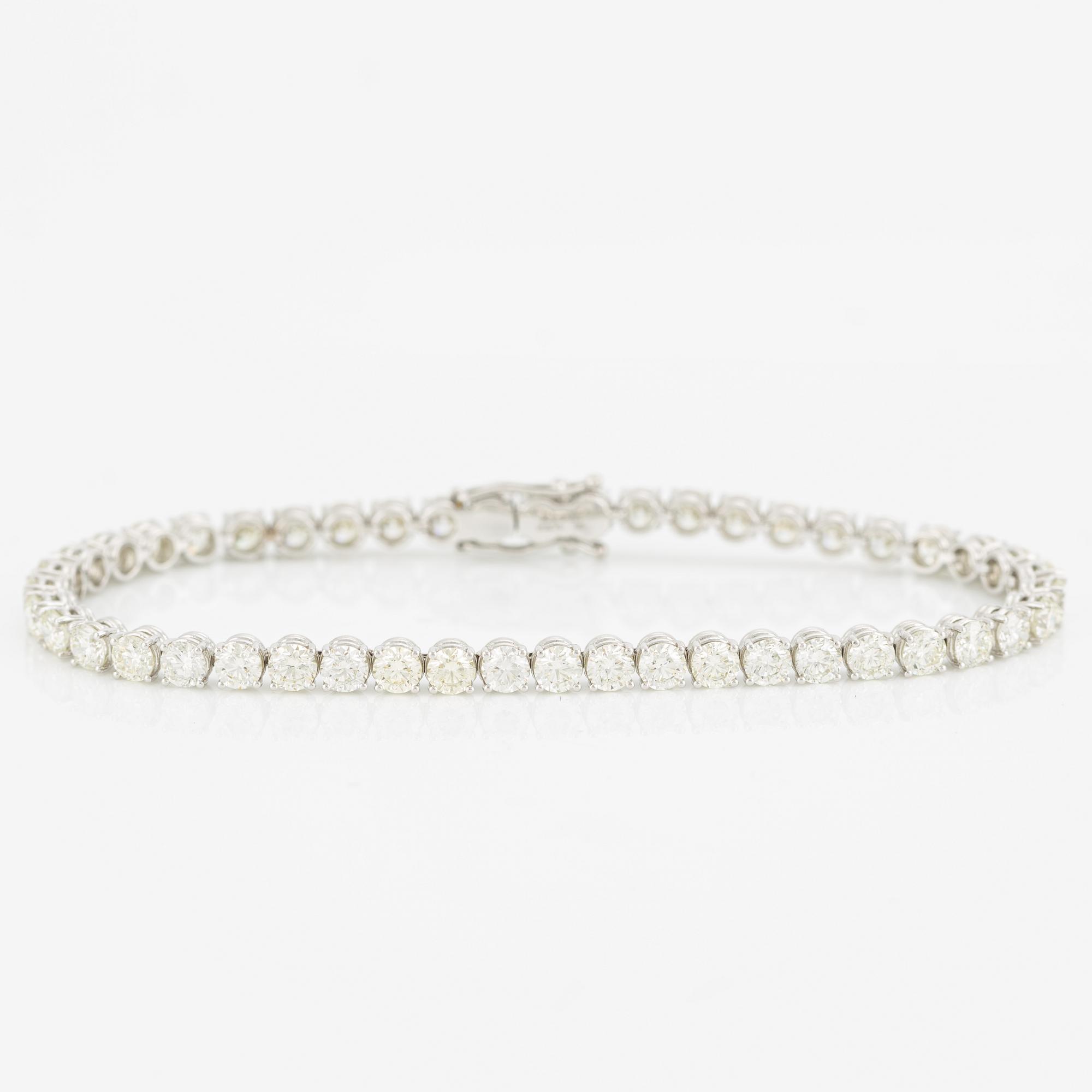 Tennis bracelet with brilliant-cut diamonds.