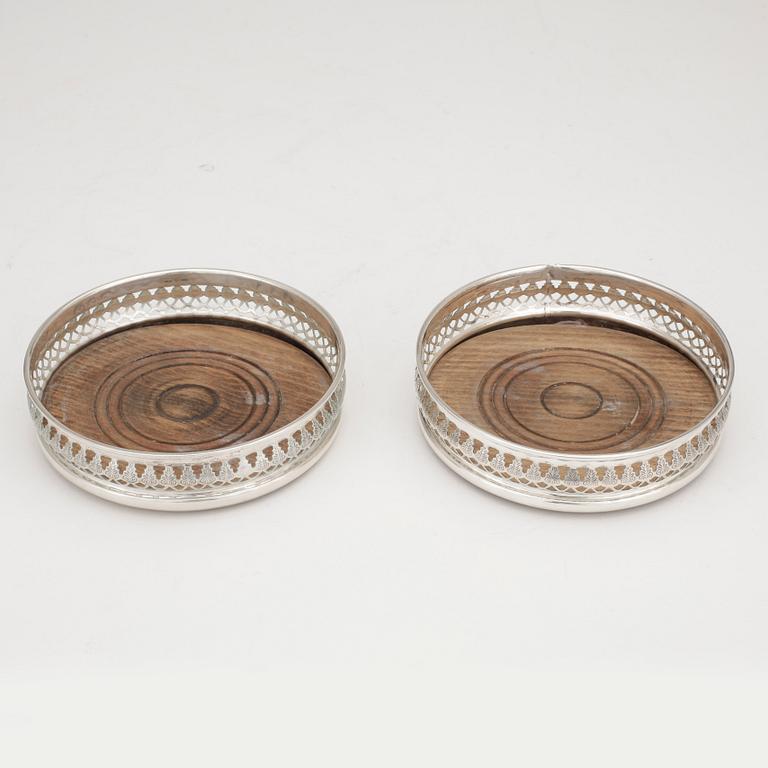 COASTERS, 2 st, silver, London, England, omkring år 1900.