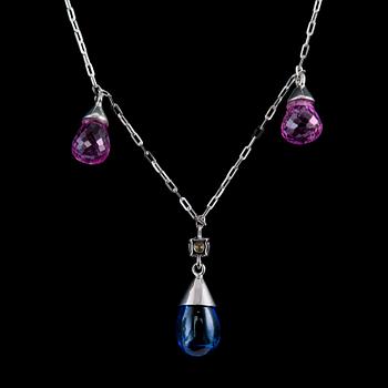 A NECKLACE, pink sapphire briolettes 3.40 ct, tanzanite 2.51 ct, brilliant cut diamond 0.10 ct.