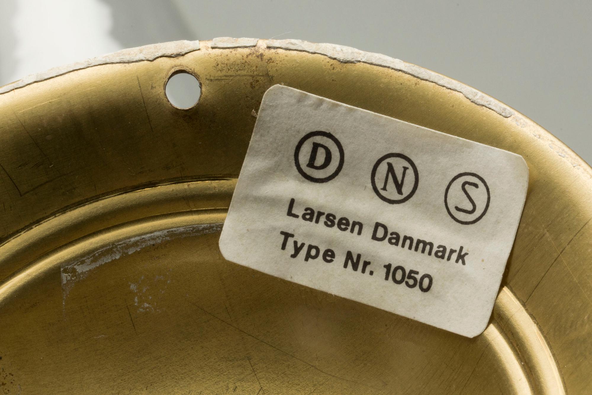 VÄGLAMPOR, ett par, märkta Larsen, 1900-talets andra hälft.