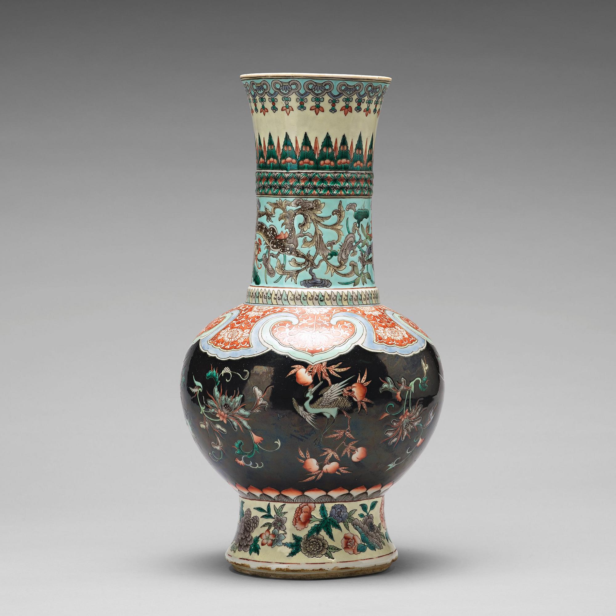 PRAKTVAS, porslin. Sen Qingdynastin, 1800-tal.