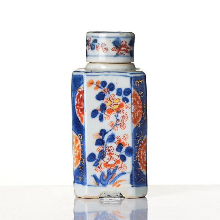 A set of two imari cups and a tea caddy, Qing dynasty, Kangxi (1662-1722). The tea cups with Johanneum mark.