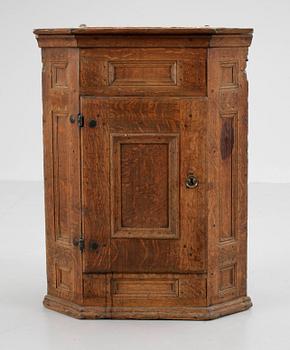 HÄNGSKÅP, allmoge, 1800-talets första hälft.