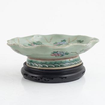 Two Chinese famille rose dishes, late Qing dynasty/around 1900.